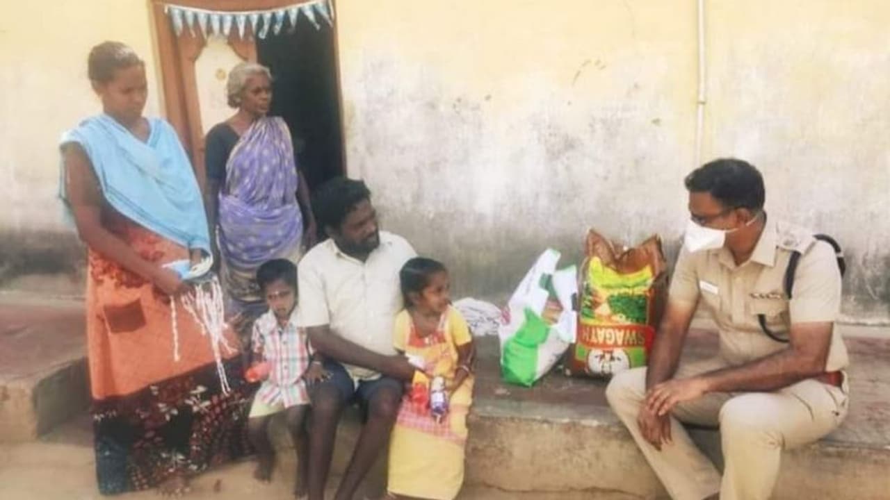 "3 நாளா யாரும் சாப்பிடல" னு ஒரே ஒரு மெசேஜ் தான்..! அடுத்த நிமிடமே ஸ்பாட்டுக்கு சென்று உதவிய எஸ்.பி! "3 நாளா யாரும் சாப்பிடல" னு ஒரே ஒரு மெசேஜ் தான்..! அடுத்த நிமிடமே ஸ்பாட்டுக்கு சென்று உதவிய எஸ்.பி!