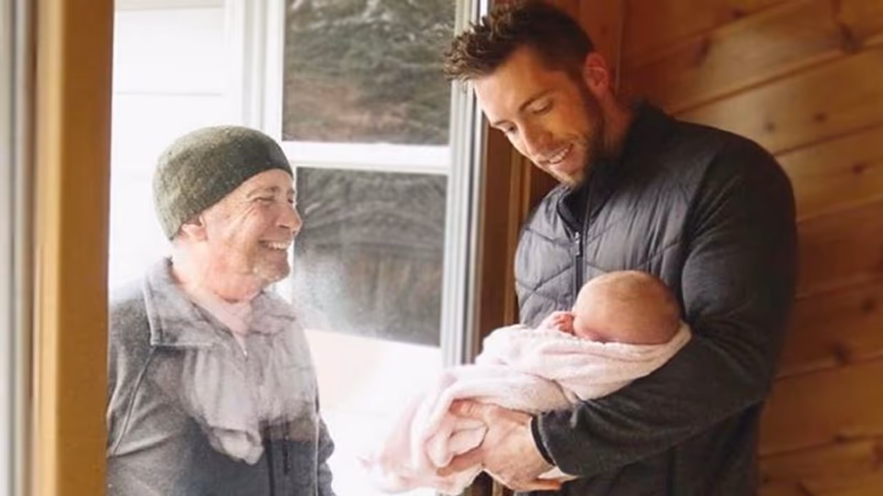 ആറ് കിലോമീറ്റര് നടന്ന് ജനാലച്ചില്ലിന് പുറത്ത് നിന്ന് പേരക്കിടാവിനെ കൊഞ്ചിക്കുന്ന മുത്തച്ഛന് ആറ് കിലോമീറ്റര് നടന്ന് ജനാലച്ചില്ലിന് പുറത്ത് നിന്ന് പേരക്കിടാവിനെ കൊഞ്ചിക്കുന്ന മുത്തച്ഛന്