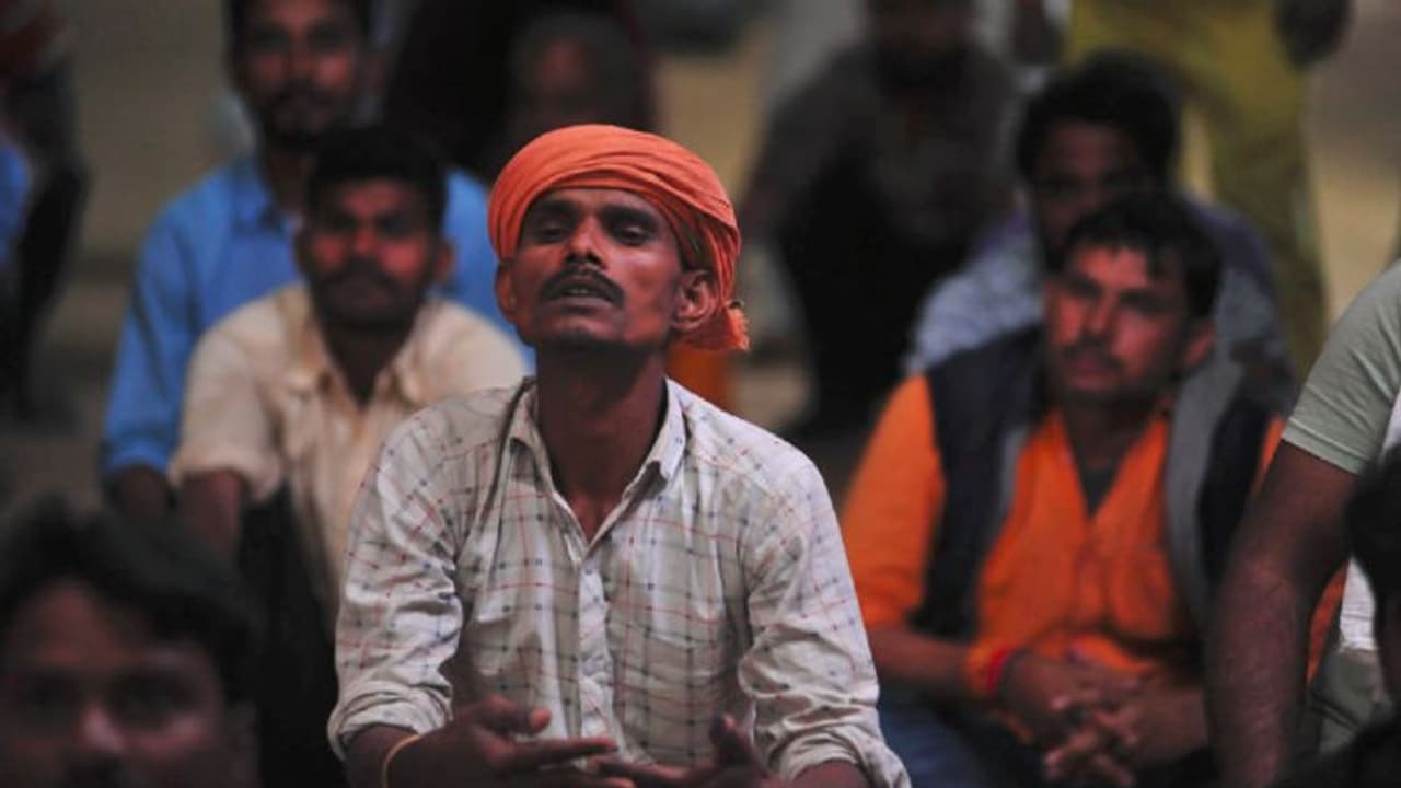 ২০ জনের জন্য একটি বালতি ও একটি সাবান, করোনাভাইরাস না খিদে কে ডেকে আনবে মৃত্যু ২০ জনের জন্য একটি বালতি ও একটি সাবান, করোনাভাইরাস না খিদে কে ডেকে আনবে মৃত্যু