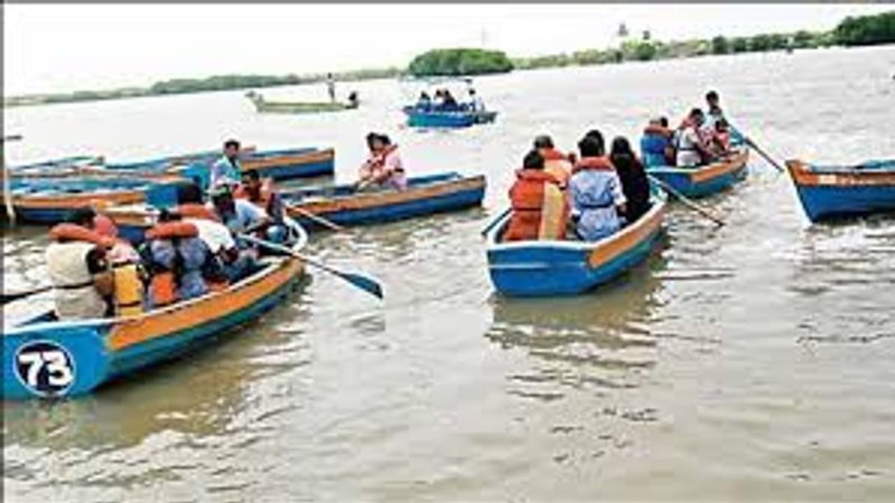 சுற்றுலா பயணிகளை சந்தோசப்படுத்துன நாங்க குடும்பத்த காப்பாத்த முடியல. ஊரடங்கால் குமுறும் படகு ஓட்டுனர்கள்.!!