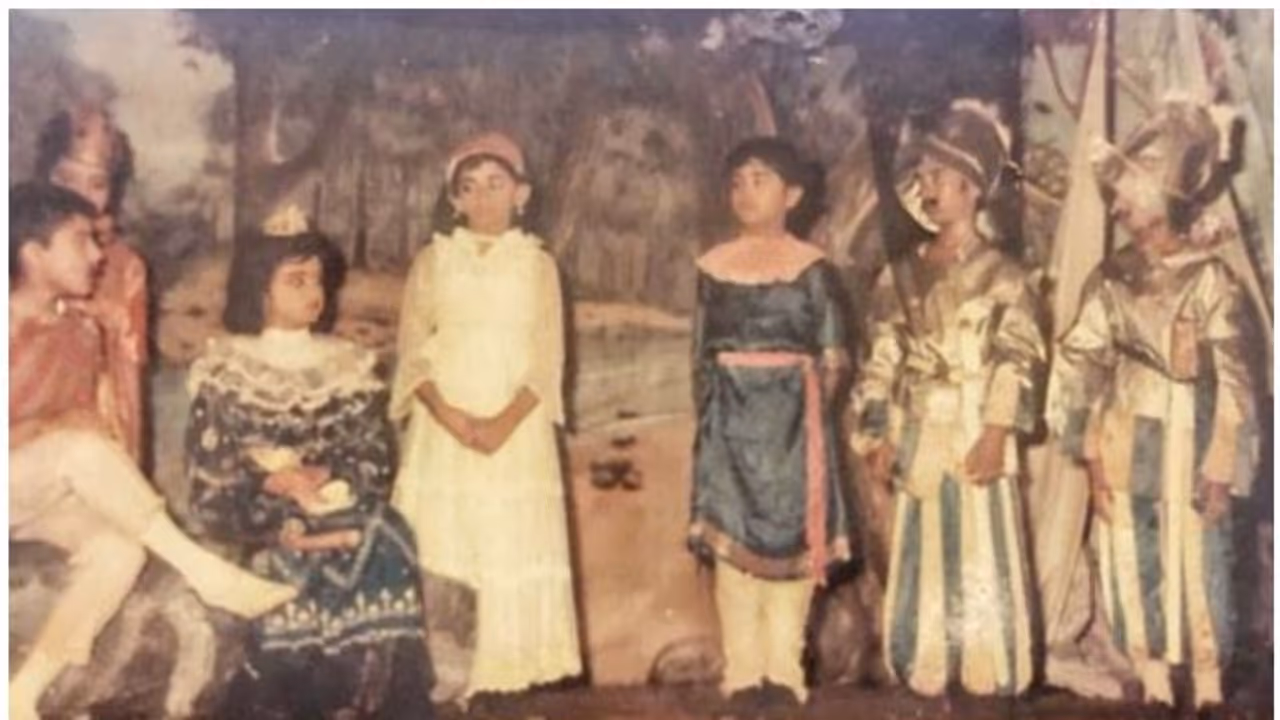 അഞ്ചാം ക്ലാസ്സിലെ നാടകത്തിന്റെ ഫോട്ടോ, കണ്ടുപിടിക്കാമോയെന്ന് താരത്തിന്റെ ചലഞ്ച് അഞ്ചാം ക്ലാസ്സിലെ നാടകത്തിന്റെ ഫോട്ടോ, കണ്ടുപിടിക്കാമോയെന്ന് താരത്തിന്റെ ചലഞ്ച്