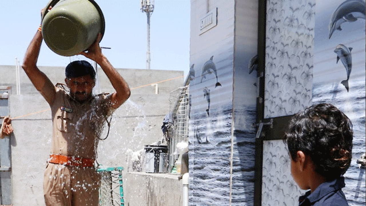 घर के अंदर जाने से पहले इस तरह सैनेटाइज करता है ये कांस्टेबल, दूर से पापा..पापा कहता रहता है बेटा घर के अंदर जाने से पहले इस तरह सैनेटाइज करता है ये कांस्टेबल, दूर से पापा..पापा कहता रहता है बेटा