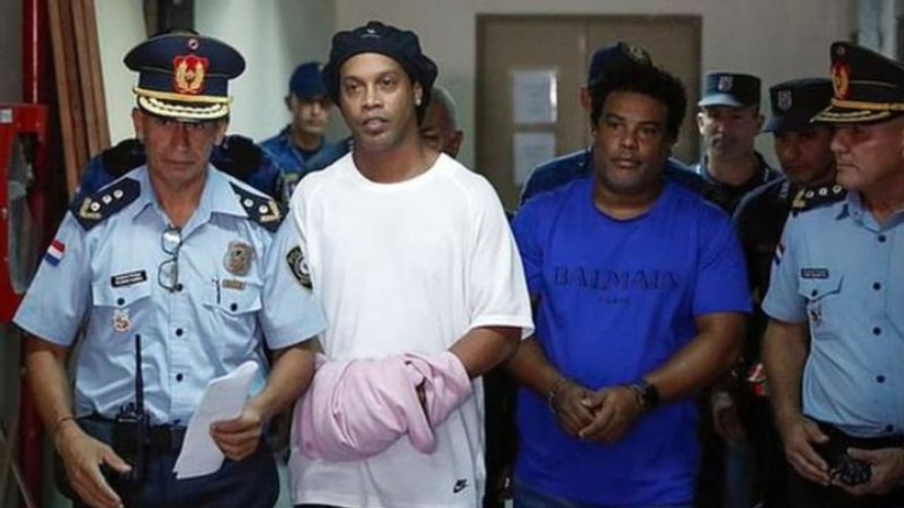 ১৬ লক্ষ মার্কিন ডলারের বিনিময়ে জামিন পেলেন রোনাল্ডিনহো,তবে প্যারাগুয়েতেই থাকতে হবে গৃহবন্দি ১৬ লক্ষ মার্কিন ডলারের বিনিময়ে জামিন পেলেন রোনাল্ডিনহো,তবে প্যারাগুয়েতেই থাকতে হবে গৃহবন্দি