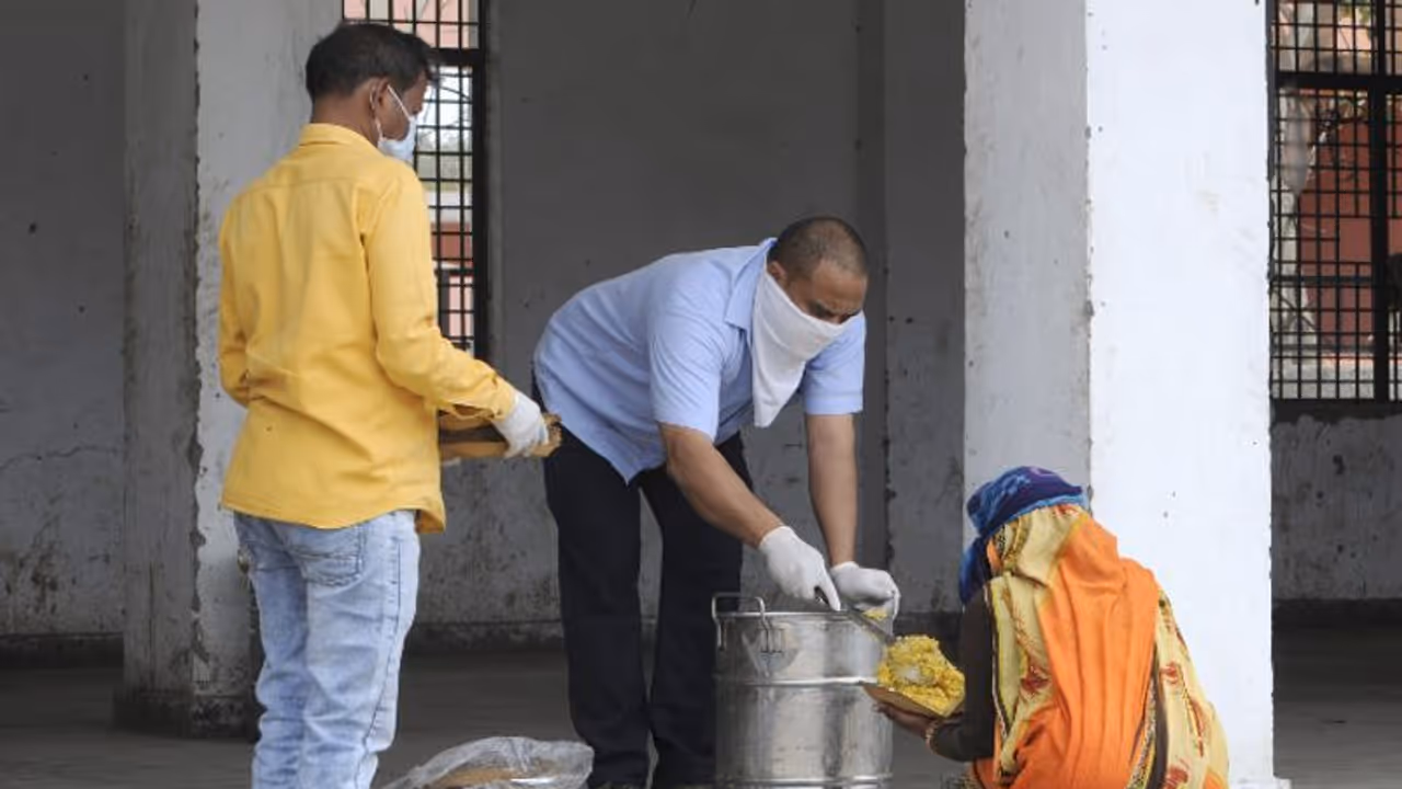 মায়ের মৃত্যুতেও কর্তব্যে স্থির, শেষ দেখা না দেখে অভাবীদের খাওয়াতে ছুটলেন এই লকডাউন হিরো মায়ের মৃত্যুতেও কর্তব্যে স্থির, শেষ দেখা না দেখে অভাবীদের খাওয়াতে ছুটলেন এই লকডাউন হিরো