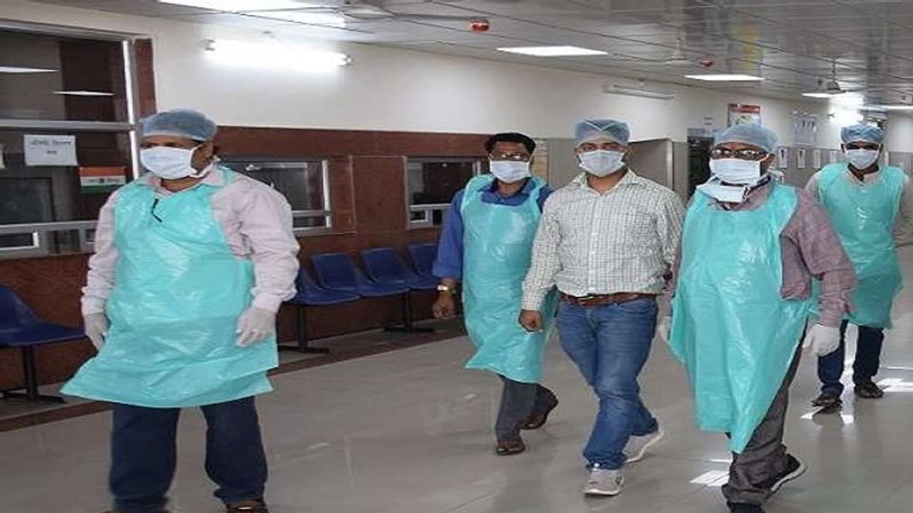 লকডাউন নয়, বেশি করে করোনা আক্রান্ত হতে হবে তরুণদের, মহামারি বিশেষজ্ঞ দিলেন অভিনব দিশা লকডাউন নয়, বেশি করে করোনা আক্রান্ত হতে হবে তরুণদের, মহামারি বিশেষজ্ঞ দিলেন অভিনব দিশা