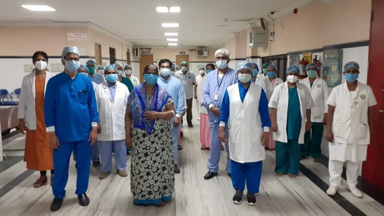 கொரோனாவை முழுமையாக வென்ற தமிழக மூதாட்டி..! மனதார வாழ்த்தி வழியனுப்பிய மருத்துவர்கள்..!