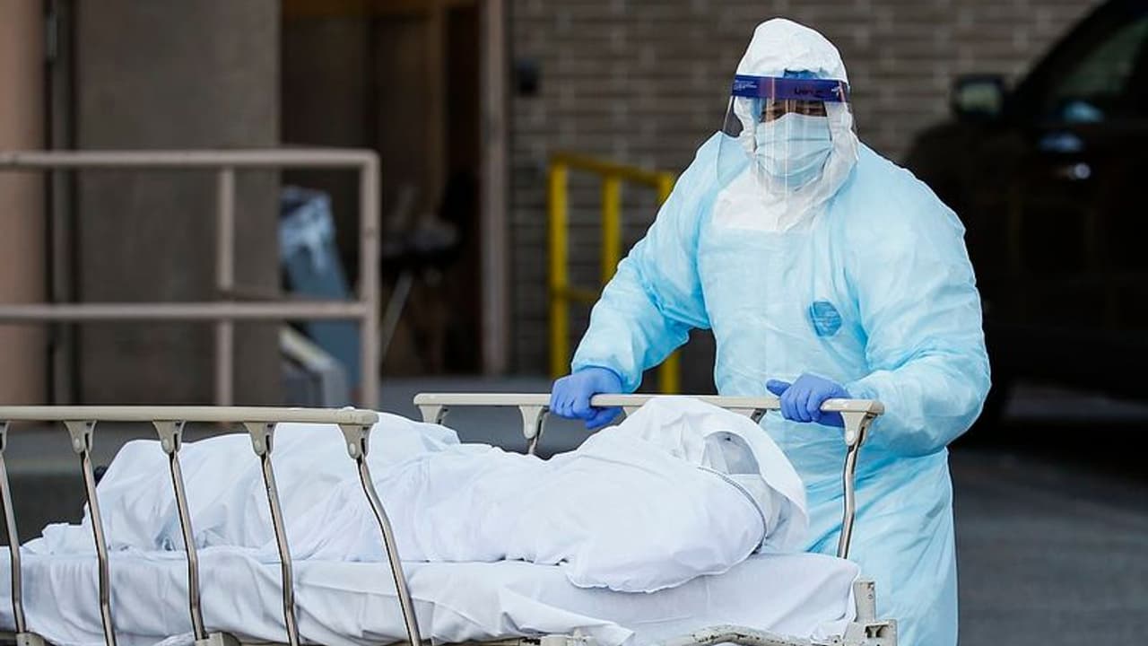 కరోనా భయంతో... కన్న కూతురి అంత్యక్రియలకు ముందుకురాని తల్లిదండ్రులు కరోనా భయంతో... కన్న కూతురి అంత్యక్రియలకు ముందుకురాని తల్లిదండ్రులు