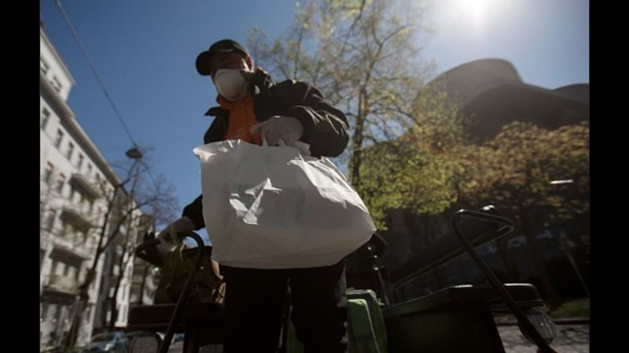 ஊரடங்கை மதிக்காமல் காதலியை பார்க்க சென்றவருக்கு ஏற்பட்ட பரிதாபம்... 1 மாத சிறை..!