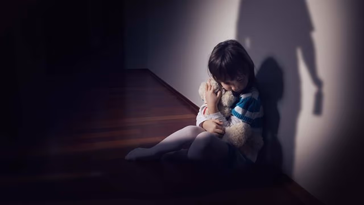 ലോക്ക് ഡൗണ്; കുട്ടികള്ക്കെതിരെയുള്ള അതിക്രമങ്ങള്, 11 ദിവസം കൊണ്ട് ഹെൽപ്പ് ലെെനിന് ലഭിച്ചത് 92,000 കോളുകൾ ലോക്ക് ഡൗണ്; കുട്ടികള്ക്കെതിരെയുള്ള അതിക്രമങ്ങള്, 11 ദിവസം കൊണ്ട് ഹെൽപ്പ് ലെെനിന് ലഭിച്ചത് 92,000 കോളുകൾ