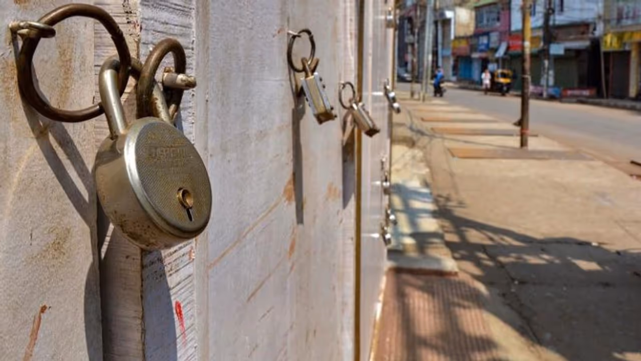 বেলাগাম করোনা, বাধ্য হয়ে আংশিক লকডাউনের পথে হাঁটল রাজ্য সরকার বেলাগাম করোনা, বাধ্য হয়ে আংশিক লকডাউনের পথে হাঁটল রাজ্য সরকার