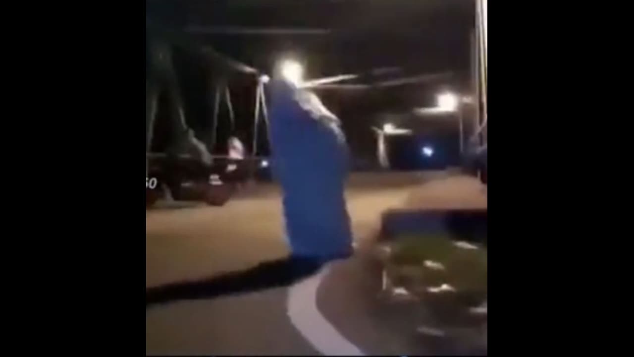 அடங்காமல் ஊர் சுற்றியவனை அலறவிட்ட"பேய்"..! பயத்தில் தலைதெறிக்க ஓடி பாலத்தின் மீது ஏறிய நபர்..!