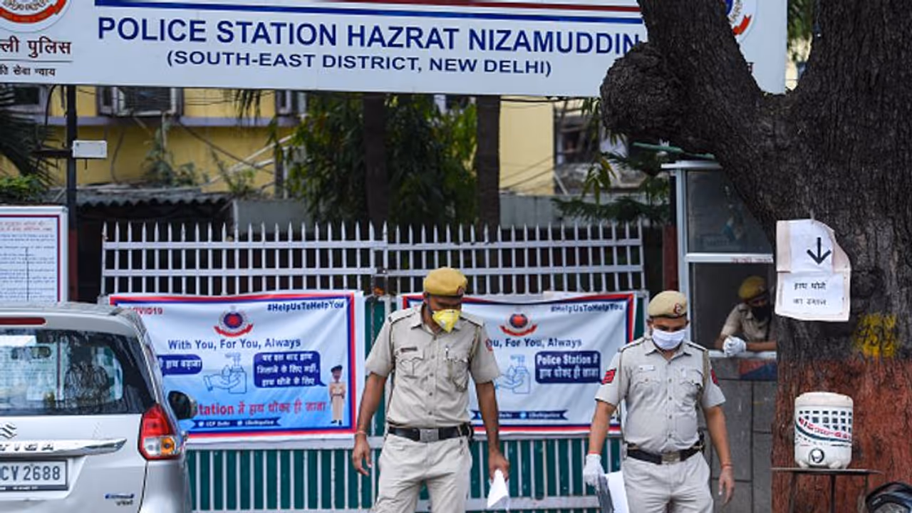 டெல்லியில் சிறுநீர் பாட்டில்களை வீசிய தப்லீக் ஜமாத் உறுப்பினர்கள்... பதிவானது எஃப்.ஐ.ஆர்..!