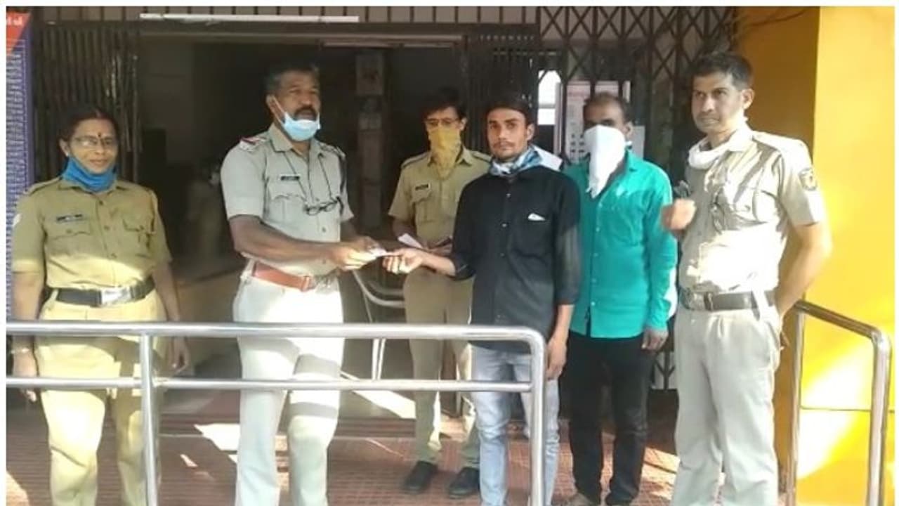 'നാടൊന്നല്ലേ, നമ്മളൊന്നല്ലേ'; മുഖ്യമന്ത്രിയുടെ ദുരിതാശ്വാസനിധിയിലേക്ക് സംഭാവന നൽകി അതിഥി തൊഴിലാളിയും 'നാടൊന്നല്ലേ, നമ്മളൊന്നല്ലേ'; മുഖ്യമന്ത്രിയുടെ ദുരിതാശ്വാസനിധിയിലേക്ക് സംഭാവന നൽകി അതിഥി തൊഴിലാളിയും