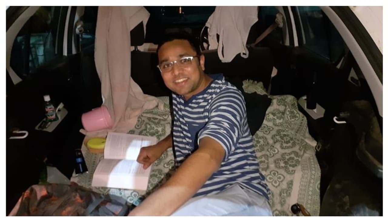 গাড়িতেই এখন দিনযাপন, পরিবারকে বাঁচাতে বাড়ি ছাড়লেন করোনা চিকিৎসক গাড়িতেই এখন দিনযাপন, পরিবারকে বাঁচাতে বাড়ি ছাড়লেন করোনা চিকিৎসক