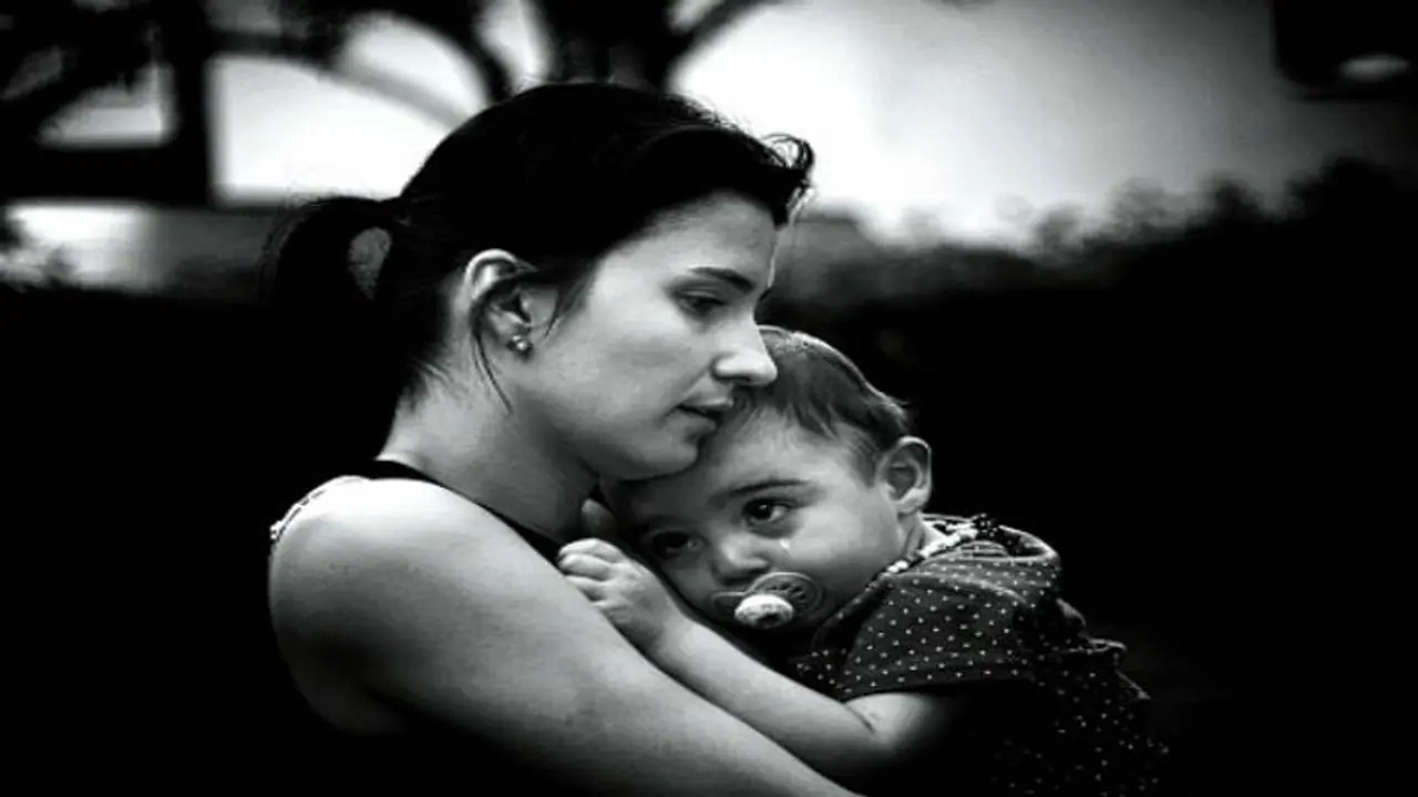 ১৫ দিন বাড়ি ফেরেনি নার্স 'মা', একে অপরকে দূর থেকে দেখে কান্নায় ভেঙে পড়ল মা ও মেয়ে