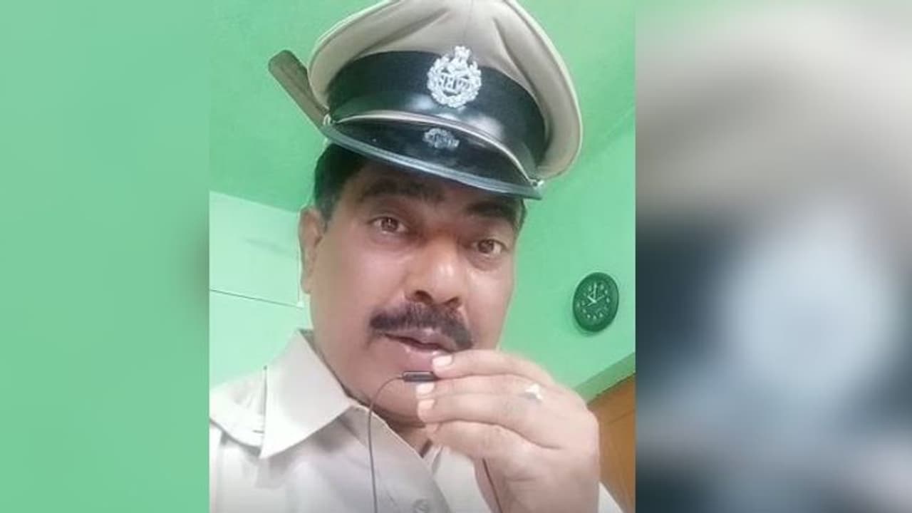 স্বরচিত গানে 'ভাইরাল', লকডাউনে নেটদুনিয়া মাতাচ্ছেন বাঁকুড়ার এই পুলিশ আধিকারিক স্বরচিত গানে 'ভাইরাল', লকডাউনে নেটদুনিয়া মাতাচ্ছেন বাঁকুড়ার এই পুলিশ আধিকারিক