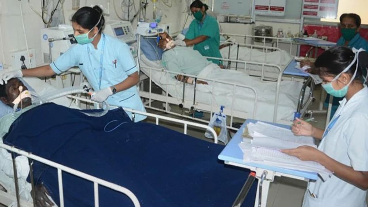 అయ్యలూరులో ఉద్రిక్తత: క్వారంటైన్ కు తరలింపు అడ్డగింత, వెనుదిరిగిన పోలీసులు అయ్యలూరులో ఉద్రిక్తత: క్వారంటైన్ కు తరలింపు అడ్డగింత, వెనుదిరిగిన పోలీసులు