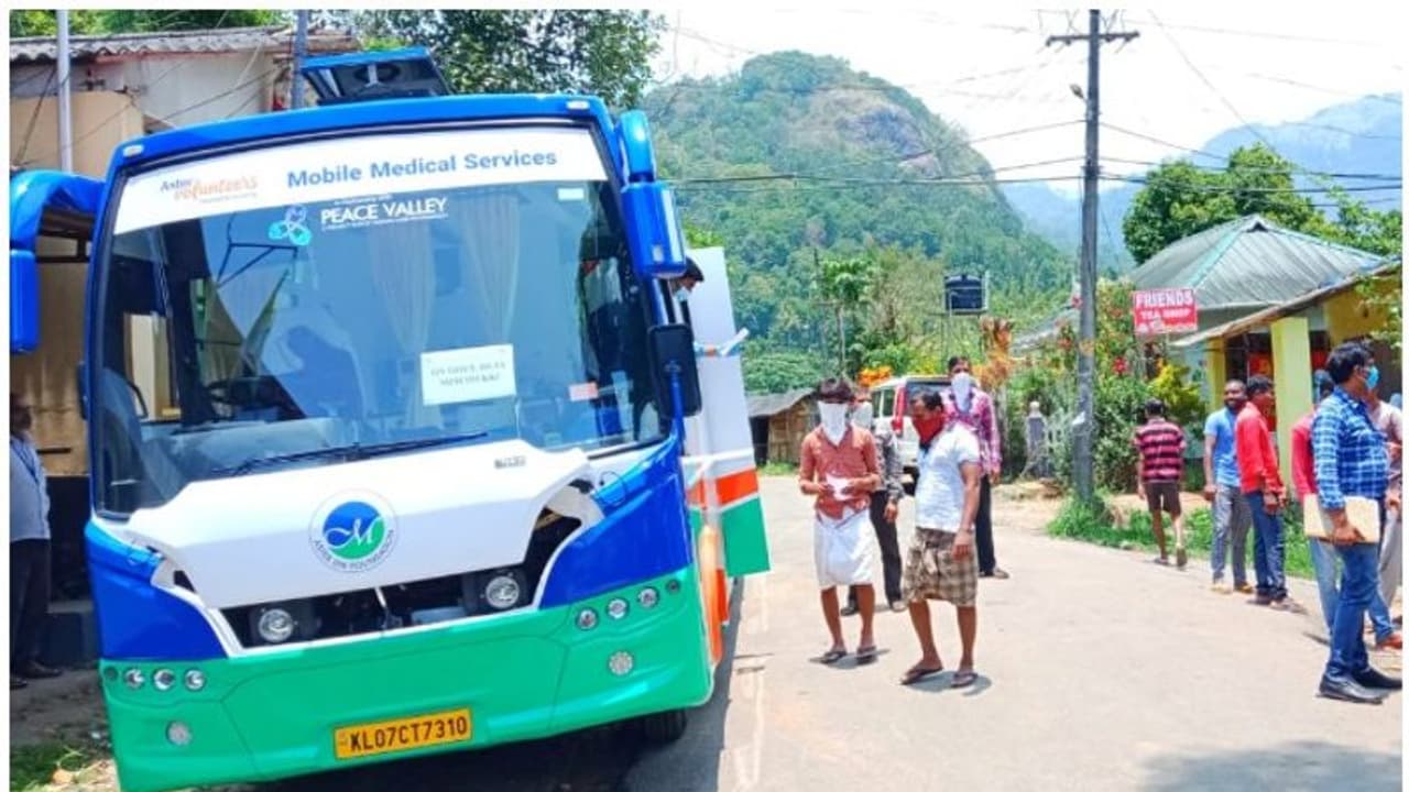 മഹാമാരിയെ പ്രതിരോധിക്കാന് മൊബൈല് ആശുപത്രി; മൂന്നാറില് കൊവിഡ് സ്ക്രീനിങിന് തുടക്കം മഹാമാരിയെ പ്രതിരോധിക്കാന് മൊബൈല് ആശുപത്രി; മൂന്നാറില് കൊവിഡ് സ്ക്രീനിങിന് തുടക്കം