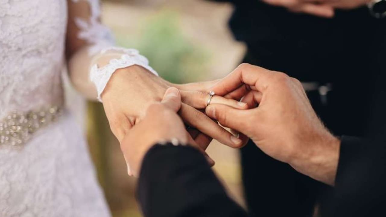 కరోనా ఎఫెక్ట్: పెళ్లిని వాయిదా వేసుకొన్న మహిళా డిఎస్పీ కరోనా ఎఫెక్ట్: పెళ్లిని వాయిదా వేసుకొన్న మహిళా డిఎస్పీ