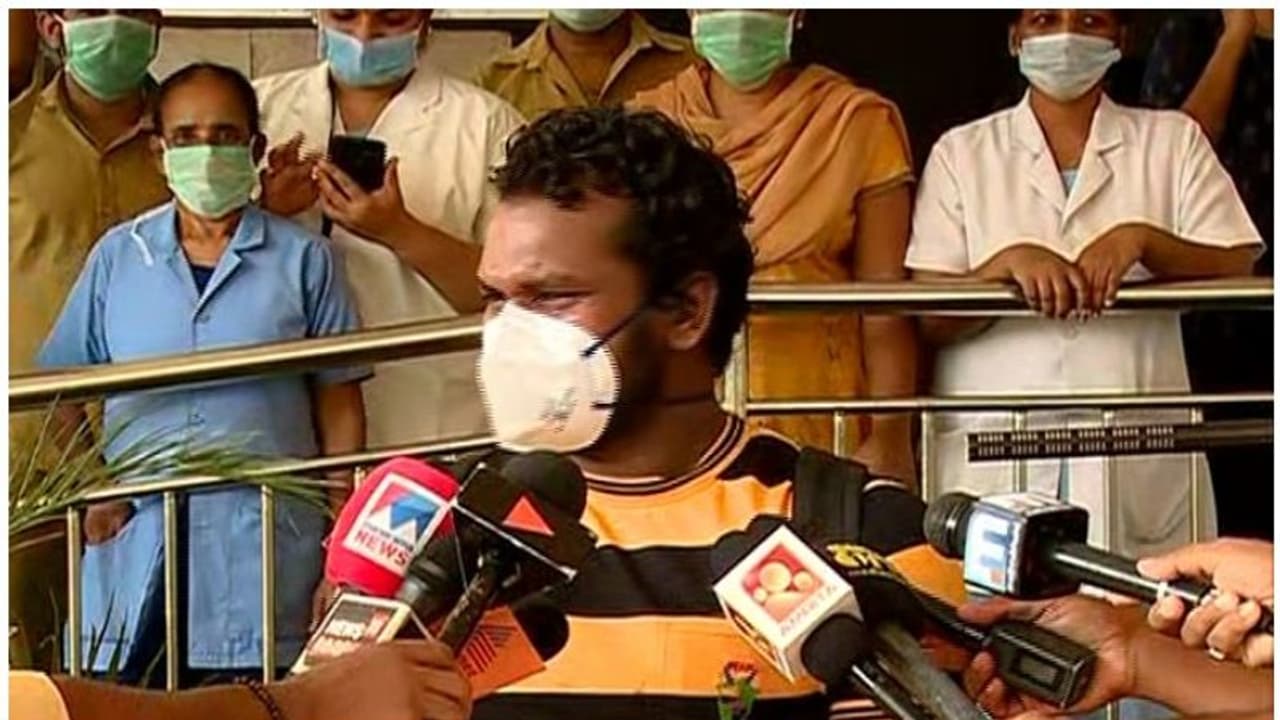 കൊച്ചിയില് കൊവിഡ് ബാധിതനായ യൂബര് ഡ്രൈവർക്ക് രോഗം ഭേദമായി, ആശുപത്രി വിട്ടു കൊച്ചിയില് കൊവിഡ് ബാധിതനായ യൂബര് ഡ്രൈവർക്ക് രോഗം ഭേദമായി, ആശുപത്രി വിട്ടു