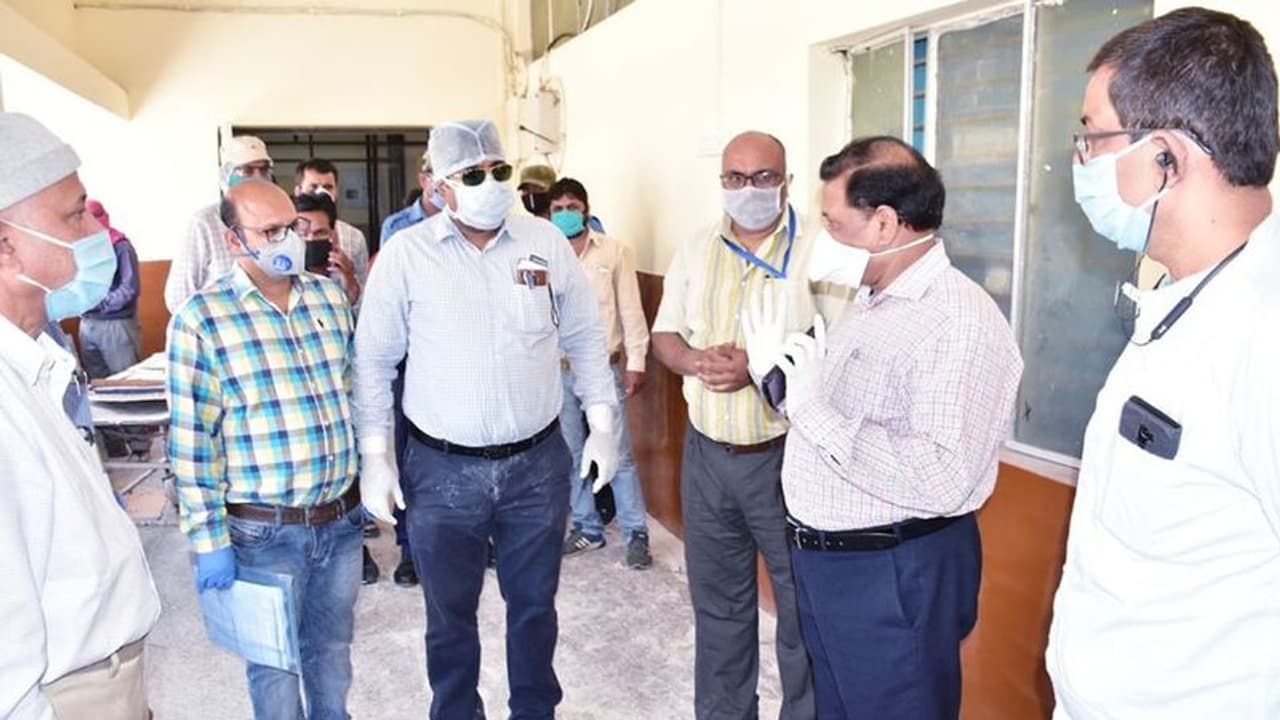 కరోనాపై పోరాటంలో అలసత్వం... ఐదుగురు వాలంటీర్ల తొలగింపు కరోనాపై పోరాటంలో అలసత్వం... ఐదుగురు వాలంటీర్ల తొలగింపు