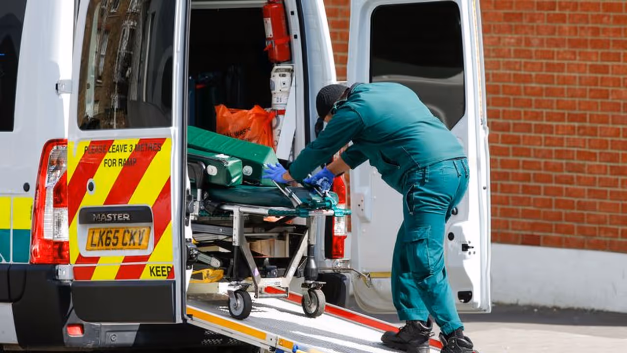 ఏపీలో కొత్తగా 15 కేసులు, ఇద్దరి మృతి: 363కి చేరిన బాధితులు, మొత్తం మరణాలు 6 ఏపీలో కొత్తగా 15 కేసులు, ఇద్దరి మృతి: 363కి చేరిన బాధితులు, మొత్తం మరణాలు 6