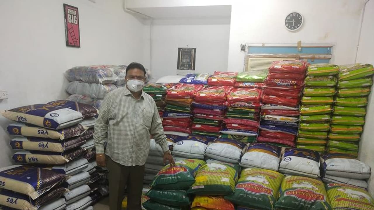 10 லட்சமும் கொடுத்து... 500 நலிந்த கலைஞர்களுக்கு அரிசி பருப்பு வழங்கிய ஐசரி கணேஷ்! 10 லட்சமும் கொடுத்து... 500 நலிந்த கலைஞர்களுக்கு அரிசி பருப்பு வழங்கிய ஐசரி கணேஷ்!