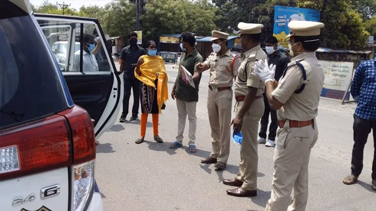 నిండు గర్బిణికి పోలీసుల సాయం... వాహనంలో హాస్పిటల్ కు, తిరిగి ఇంటికి నిండు గర్బిణికి పోలీసుల సాయం... వాహనంలో హాస్పిటల్ కు, తిరిగి ఇంటికి