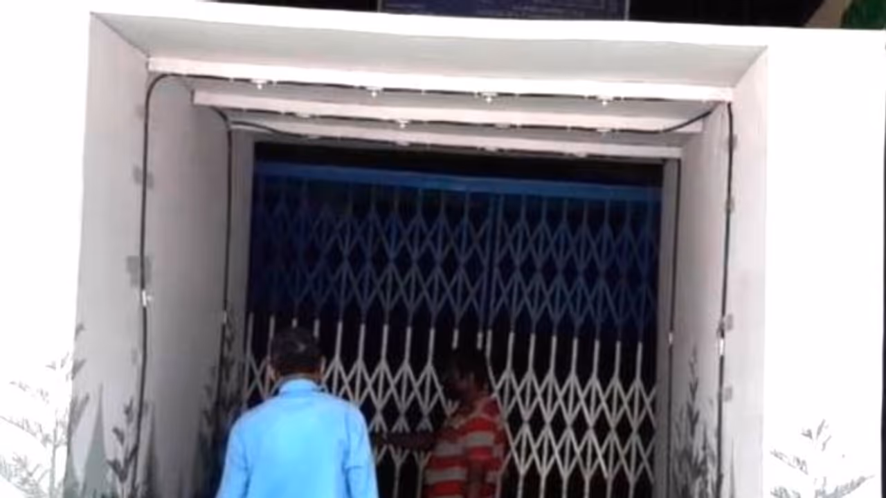 শরীর স্যানিটাইজ করবে দরজা, হগ মার্কেটে নয়া গেট পুরসভার শরীর স্যানিটাইজ করবে দরজা, হগ মার্কেটে নয়া গেট পুরসভার