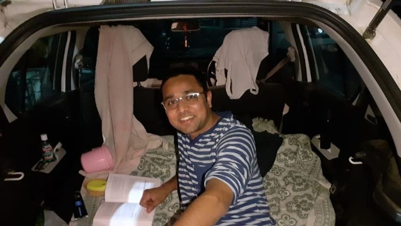 ജോലി കഴിഞ്ഞാല് കാറിലുറക്കം, വീട്ടിലേക്കില്ല; കൊവിഡ് കാലത്ത് ഹീറോയായി രണ്ട് ഡോക്ടർമാർ ജോലി കഴിഞ്ഞാല് കാറിലുറക്കം, വീട്ടിലേക്കില്ല; കൊവിഡ് കാലത്ത് ഹീറോയായി രണ്ട് ഡോക്ടർമാർ