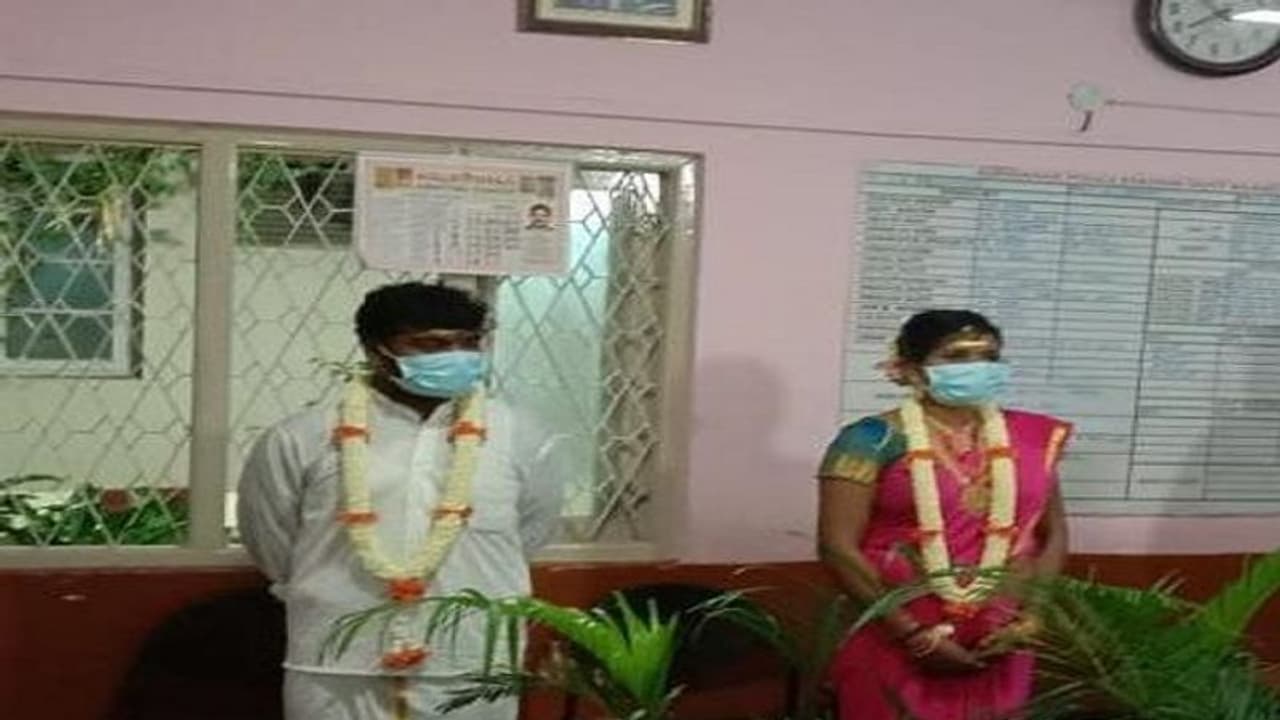 ಲಾಕ್ ಡೌನ್ ಇದ್ದರೆ ಏನಾತು...ಮದುವೆಯಾಗಿ ಮಾಸ್ಕ್ ಧರಿಸಿ ಗಿರಿನಗರ ಠಾಣೆಗೆ ಬಂದ ನವಜೋಡಿ ಲಾಕ್ ಡೌನ್ ಇದ್ದರೆ ಏನಾತು...ಮದುವೆಯಾಗಿ ಮಾಸ್ಕ್ ಧರಿಸಿ ಗಿರಿನಗರ ಠಾಣೆಗೆ ಬಂದ ನವಜೋಡಿ