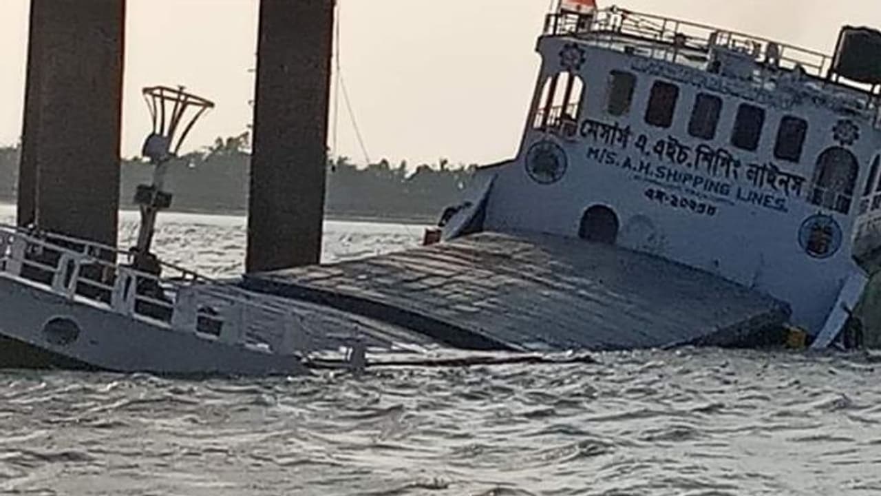 ঝোড়ো হাওয়ার দাপটে হুগলি নদীতে ডুবল জাহাজ, বরাতজোরে রক্ষা নাবিকদের ঝোড়ো হাওয়ার দাপটে হুগলি নদীতে ডুবল জাহাজ, বরাতজোরে রক্ষা নাবিকদের