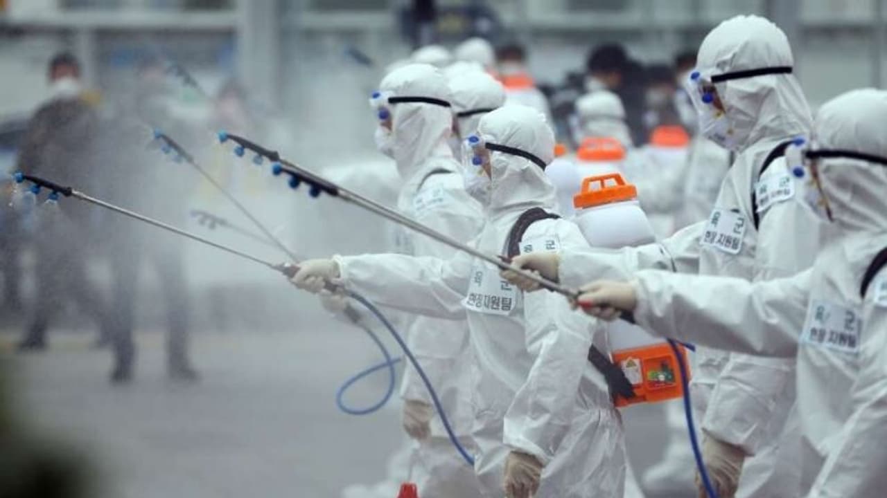 കൊവിഡ് ആരോഗ്യ പ്രവര്ത്തകനായി കള്ളന്റെ വേഷപ്പകര്ച്ച; എടിഎമ്മില് നിന്ന് കവര്ന്നത് 8.2 ലക്ഷം കൊവിഡ് ആരോഗ്യ പ്രവര്ത്തകനായി കള്ളന്റെ വേഷപ്പകര്ച്ച; എടിഎമ്മില് നിന്ന് കവര്ന്നത് 8.2 ലക്ഷം