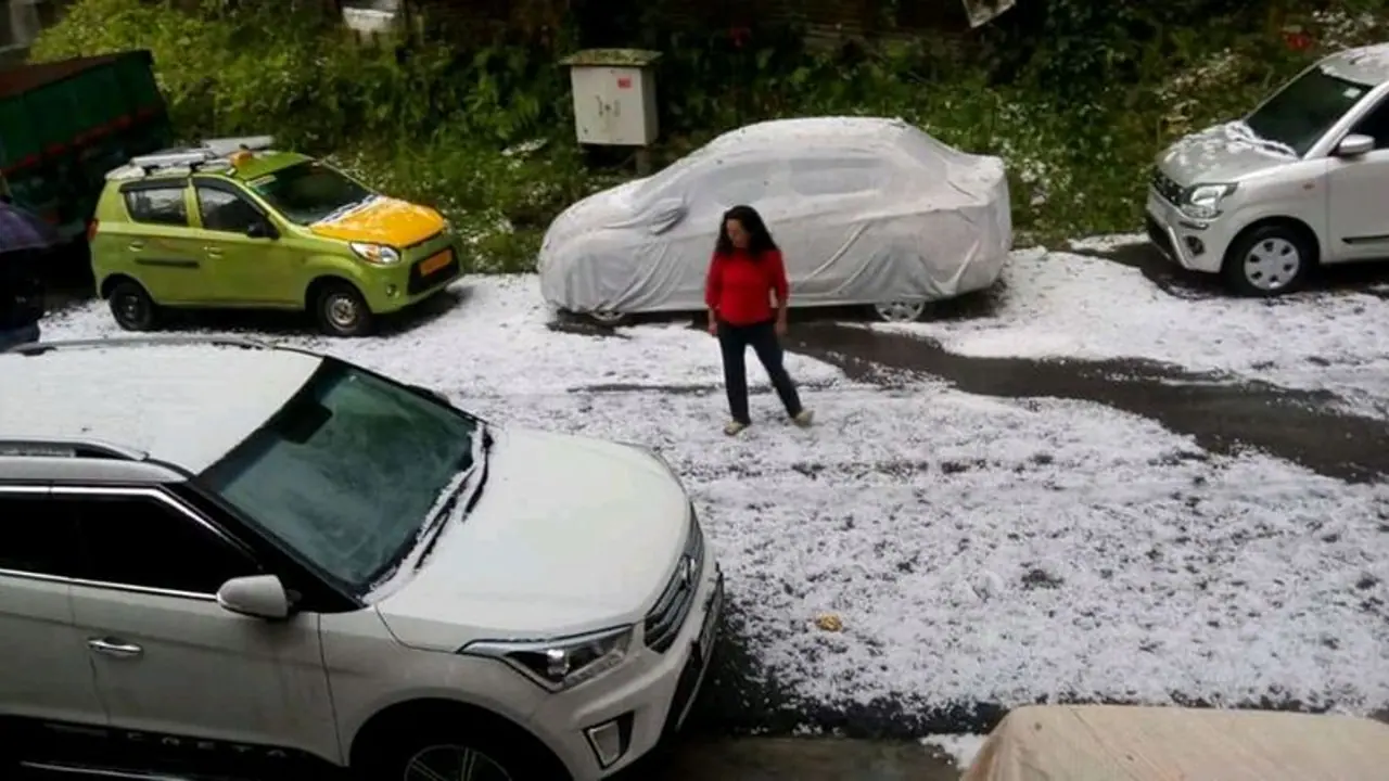 দার্জিলিং এ শিলাবৃষ্টি, বরফের আস্তরণে ঢাকল টাইগার হিলের চুড়া