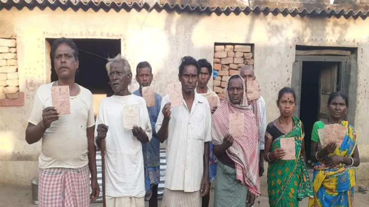 এশিয়ানেট নিউজ বাংলার খবরের জের, অনাহারে থাকা কালিন্দীরা হাতে পেলেন বন্ধক দেওয়া রেশন কার্ড এশিয়ানেট নিউজ বাংলার খবরের জের, অনাহারে থাকা কালিন্দীরা হাতে পেলেন বন্ধক দেওয়া রেশন কার্ড