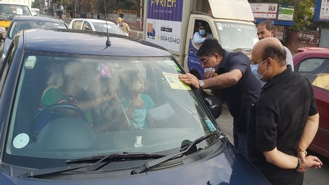 ಲಾಕ್ಡೌನ್: ಚೆಕ್ಪೋಸ್ಟ್ ಪರಿಶೀಲಿಸಿದ ಗೃಹ ಸಚಿವ ಬೊಮ್ಮಾಯಿ ಲಾಕ್ಡೌನ್: ಚೆಕ್ಪೋಸ್ಟ್ ಪರಿಶೀಲಿಸಿದ ಗೃಹ ಸಚಿವ ಬೊಮ್ಮಾಯಿ