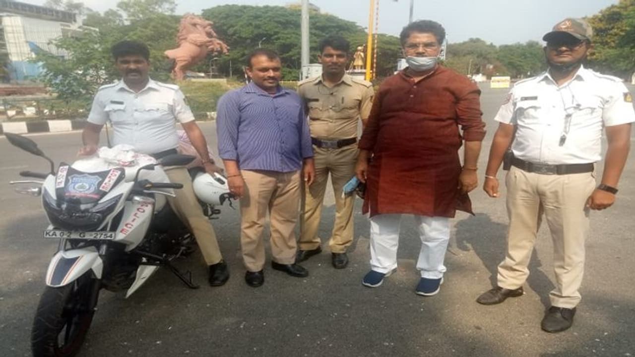 ಪಕ್ಷಿಗಳ ಪರದಾಟ: ಧಾನ್ಯ ನೀಡಿ ಮಾನವೀಯತೆ ಮೆರೆದ ಸಚಿವ ಅಶೋಕ್‌