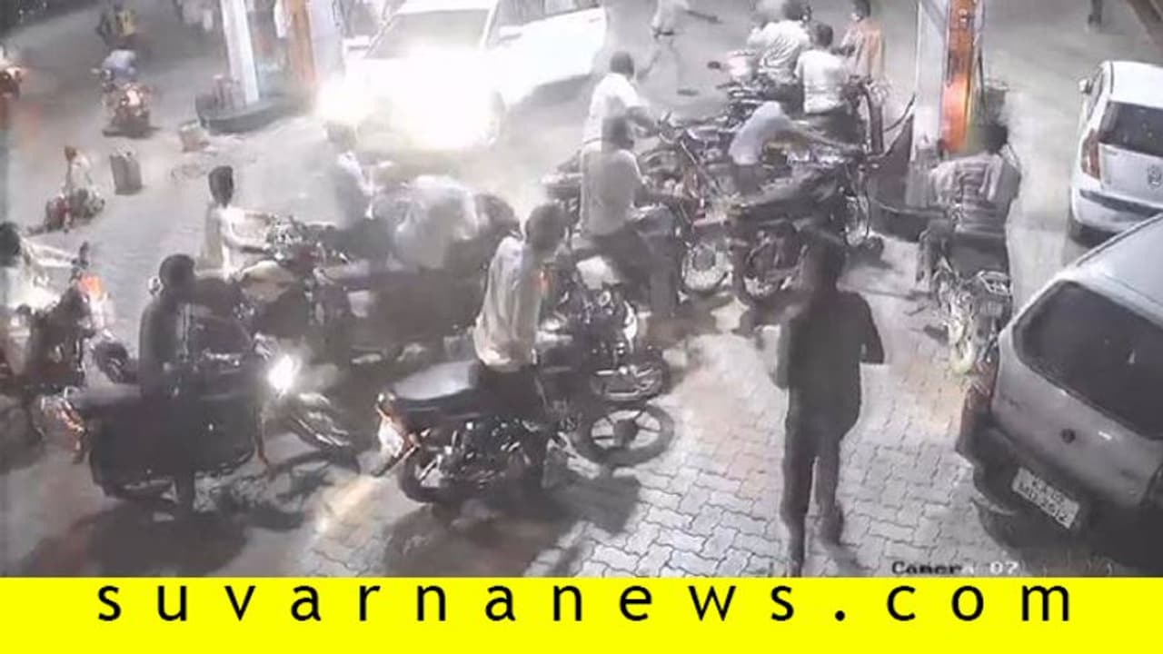 ಪೆಟ್ರೋಲ್ ಬಂಕ್ ಬಂದ್ ವದಂತಿ; ರಾತ್ರೋರಾತ್ರಿ ಮುಗಿಬಿದ್ದ ಸವಾರರು ಪೆಟ್ರೋಲ್ ಬಂಕ್ ಬಂದ್ ವದಂತಿ; ರಾತ್ರೋರಾತ್ರಿ ಮುಗಿಬಿದ್ದ ಸವಾರರು
