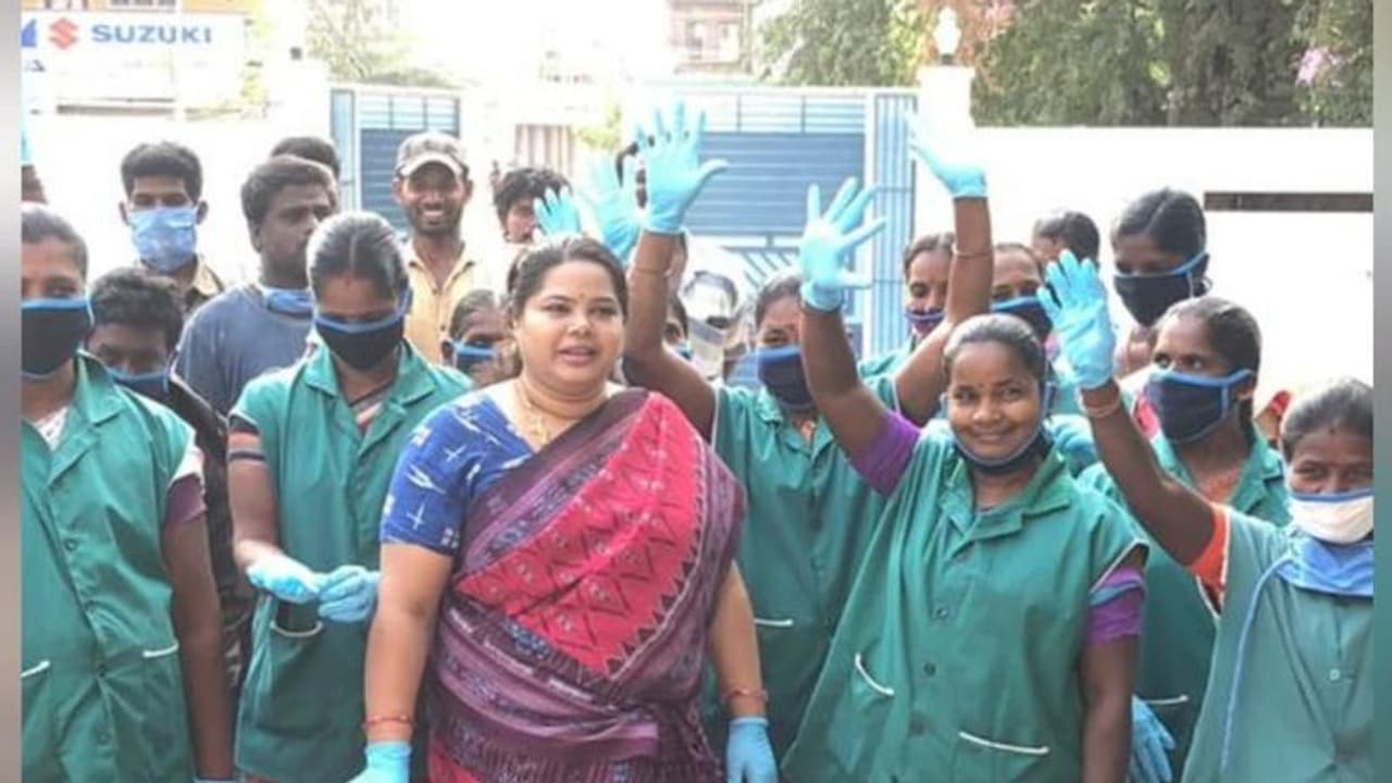 ஜோலார்பேட்டையில் மளிகை பொருட்கள் கொடுக்கும் திமுக..! பெண் பிரமுகர் அசத்தல்..! ஜோலார்பேட்டையில் மளிகை பொருட்கள் கொடுக்கும் திமுக..! பெண் பிரமுகர் அசத்தல்..!