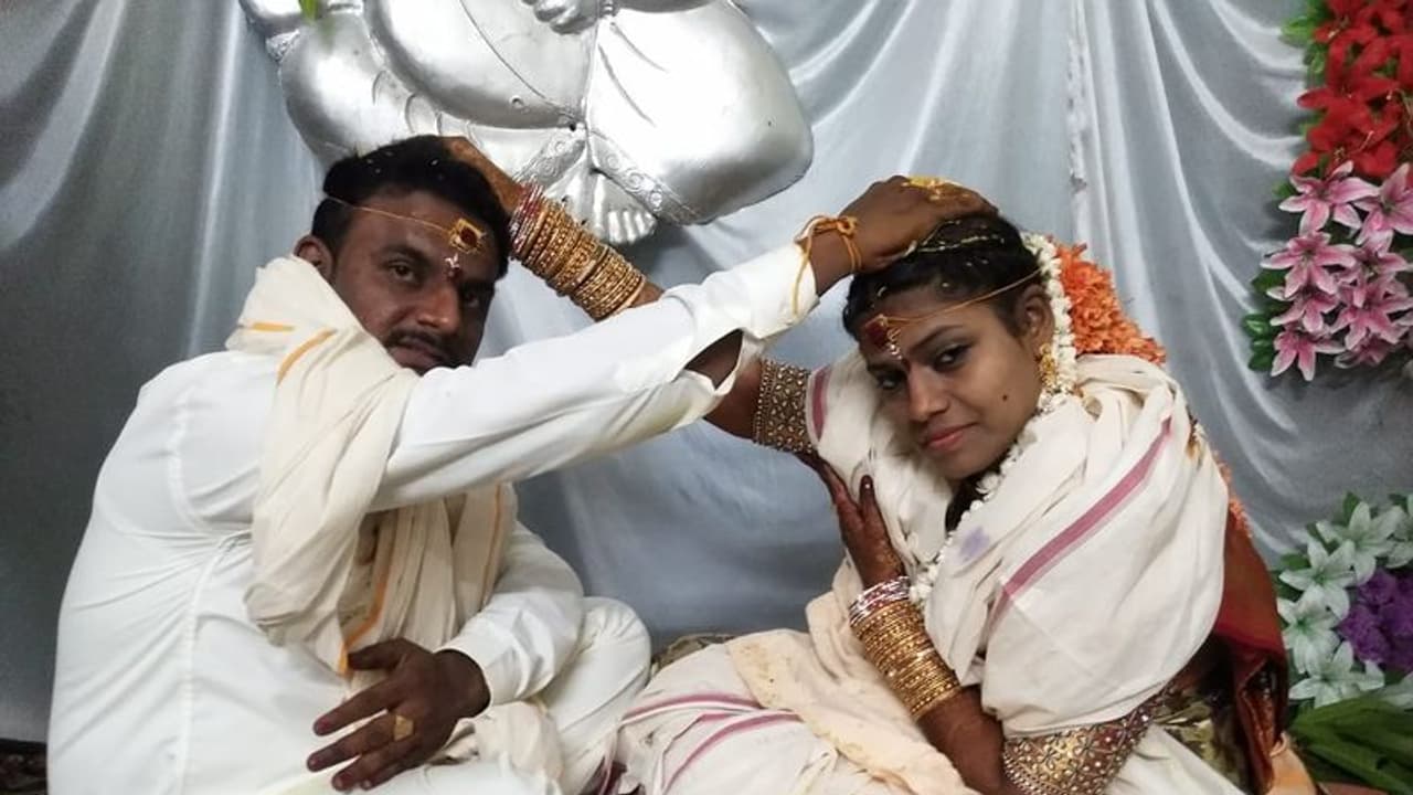 కరోనా ఎఫెక్ట్: అనకాపల్లిలో ఏడుగురితోనే ఒక్కటైన జంట