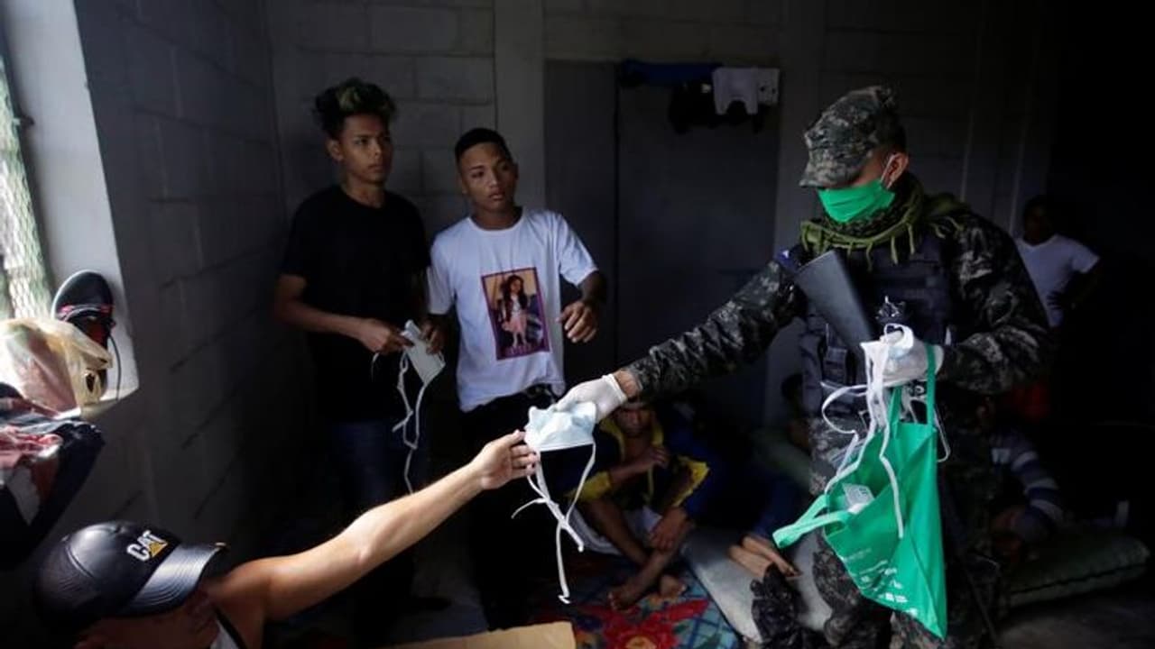 மனதுக்கு தெம்பூட்டும் செய்தி... கொரோனாவிடம் போராடி மீண்ட பெண் வெளியிட்ட பரபரப்பு வீடியோ..! மனதுக்கு தெம்பூட்டும் செய்தி... கொரோனாவிடம் போராடி மீண்ட பெண் வெளியிட்ட பரபரப்பு வீடியோ..!