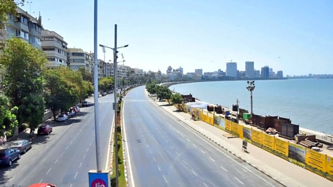 মৃতের সংখ্যা ৪০০ ছাড়াতেই নাজেহাল উদ্ধব, বদলি করলেন সরকারি আধিকারিকদের