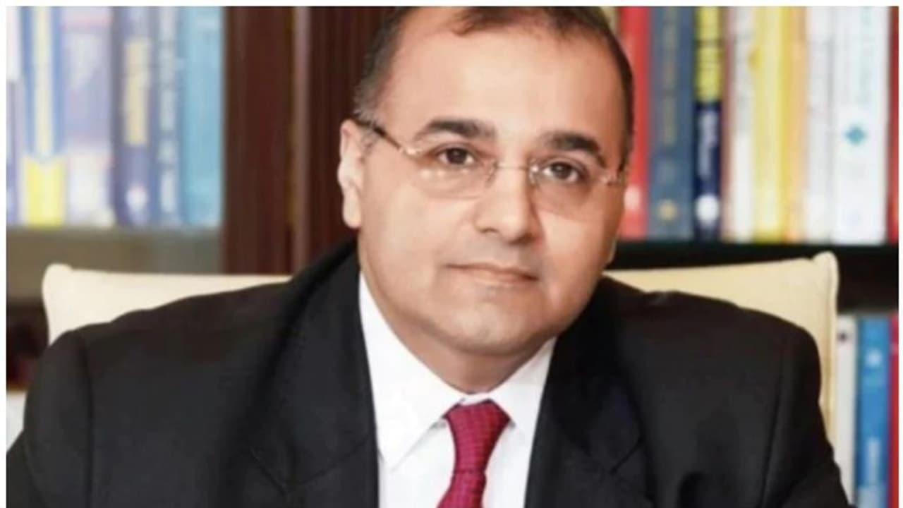 ലോക്ക് ഡൗണിനിടെ ബിസിനസ് പ്രമുഖര്ക്ക് 250 കിലോമീറ്റര് സഞ്ചരിക്കാന് പാസ് ; ഐപിഎസ് ഉദ്യോഗസ്ഥനെതിരെ നടപടി ലോക്ക് ഡൗണിനിടെ ബിസിനസ് പ്രമുഖര്ക്ക് 250 കിലോമീറ്റര് സഞ്ചരിക്കാന് പാസ് ; ഐപിഎസ് ഉദ്യോഗസ്ഥനെതിരെ നടപടി