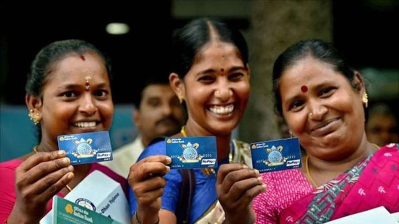 'ATM ಮುಂದೆ ಮುಗಿಬೀಳಬೇಡಿ: ಜನಧನ್ ಖಾತೆ ಹಣ ಹಿಂಪಡೆಯಲು ಕಾಲಮಿತಿಯಿಲ್ಲ' 'ATM ಮುಂದೆ ಮುಗಿಬೀಳಬೇಡಿ: ಜನಧನ್ ಖಾತೆ ಹಣ ಹಿಂಪಡೆಯಲು ಕಾಲಮಿತಿಯಿಲ್ಲ'