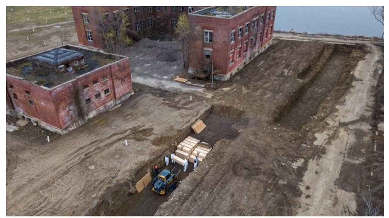 মৃত্যু মিছিলে হিমশিম নিউইয়র্ক, বিশ্বের অন্যতম আধুনিক শহরে এবার খোড়া হচ্ছে গণকবর