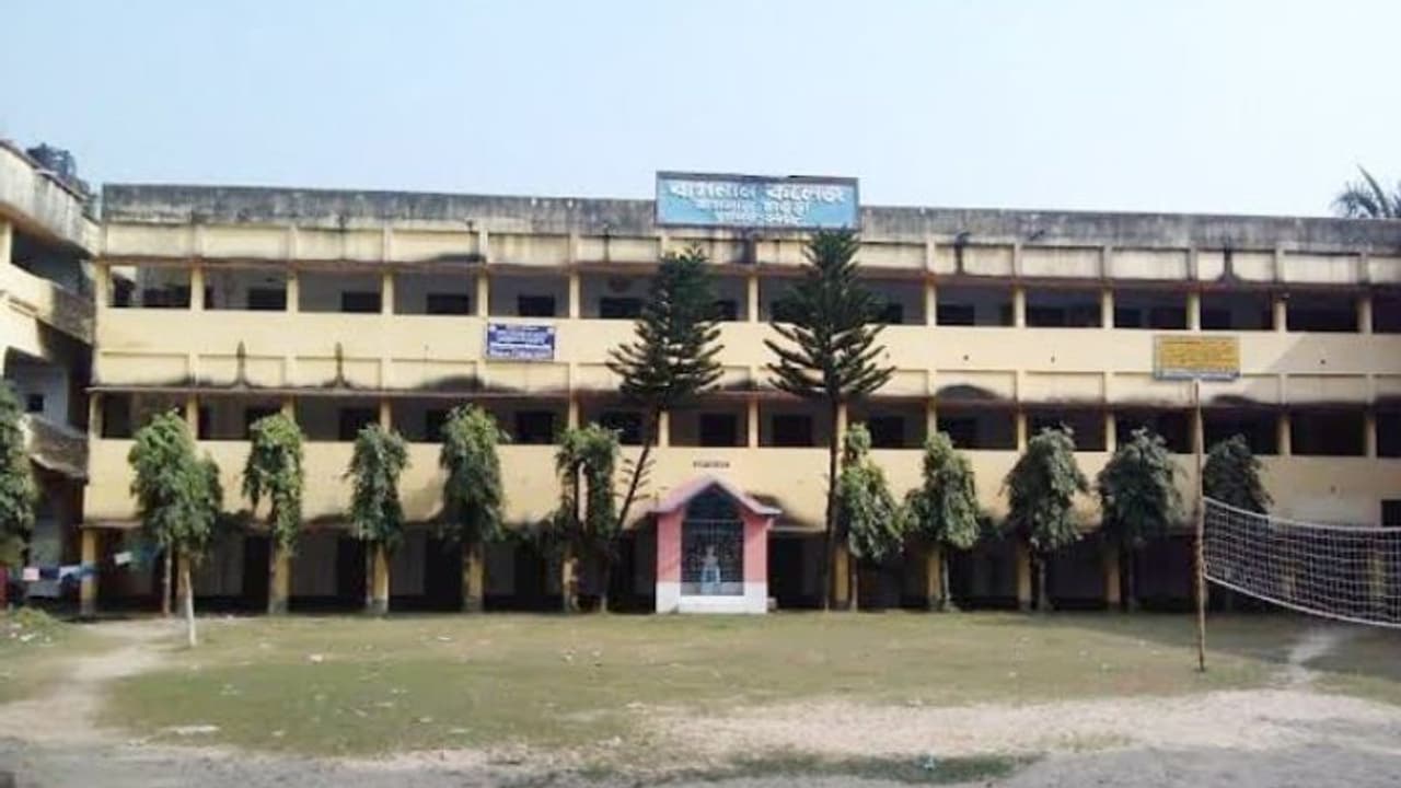 লকডাউনে প্রযুক্তিতেই ভরসা, অনলাইনে পঠনপাঠন চালু হল হাওড়ার বাগনান কলেজে লকডাউনে প্রযুক্তিতেই ভরসা, অনলাইনে পঠনপাঠন চালু হল হাওড়ার বাগনান কলেজে