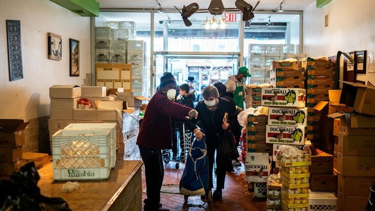 வல்லரசு நாடான அமெரிக்காவிற்கு ஏற்பட்ட அவலநிலை... ஒருவேளை உணவிற்காக பல கிலோமீட்டர் காத்திருக்கும் மக்கள்...! வல்லரசு நாடான அமெரிக்காவிற்கு ஏற்பட்ட அவலநிலை... ஒருவேளை உணவிற்காக பல கிலோமீட்டர் காத்திருக்கும் மக்கள்...!