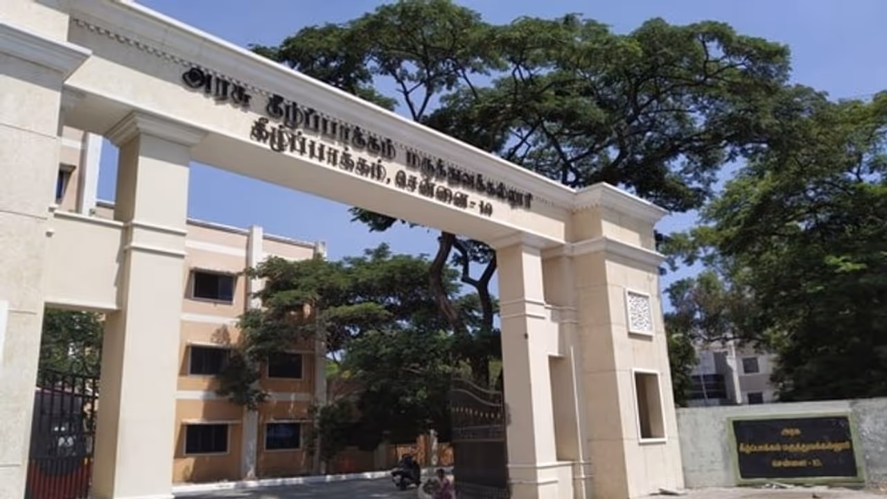 சென்னை KMC ! "மக்களுக்காக" .. குடும்பத்தையே விட்டுவிட்டு மருத்துவமனையிலேயே தங்கி பணிபுரியும் மருத்துவர்கள்!