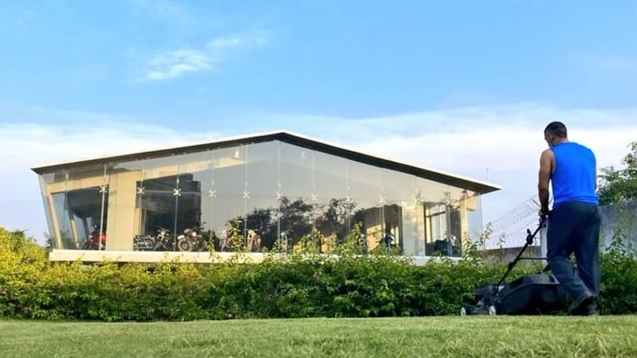 కరోనా: లాక్డౌన్ టైమ్లో గార్డెనింగ్తో బిజి.. తోటమాలిగా మారిన ధోని కరోనా: లాక్డౌన్ టైమ్లో గార్డెనింగ్తో బిజి.. తోటమాలిగా మారిన ధోని