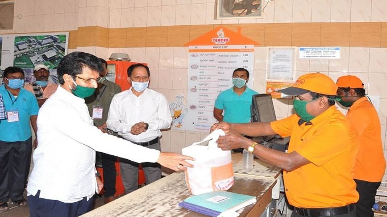 ನಾಡಿಗೆ ಸಚಿವರಾದರೇನು..ಮನೆಗೆ ಮಗ, ಅಂಗಡಿಗೆ ಬಂದು ಚಿಕನ್ ಖರೀದಿಸಿದ ರವಿ ನಾಡಿಗೆ ಸಚಿವರಾದರೇನು..ಮನೆಗೆ ಮಗ, ಅಂಗಡಿಗೆ ಬಂದು ಚಿಕನ್ ಖರೀದಿಸಿದ ರವಿ